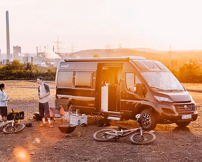 Camper Van Urlaub mit Fahrrädern